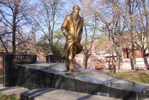 Памятник А. Платонову в Воронеже